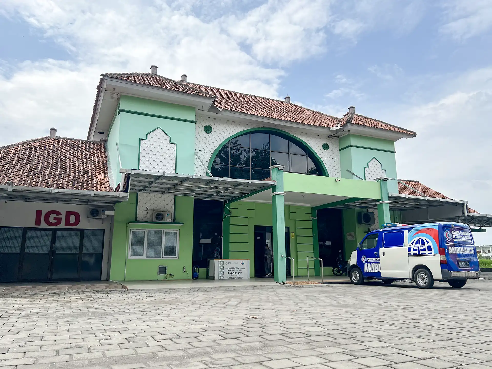 Gedung Klinik At-Turots Al-Islamy